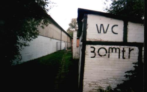 Adolf-J&auml;ger-Kampfbahn - Trib&uuml;nenr&uuml;ckseite mit Ger&auml;teschuppen