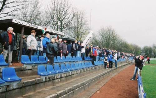 Stadion L&ouml;chterheide - Unterstand mit Westfaliafans davor