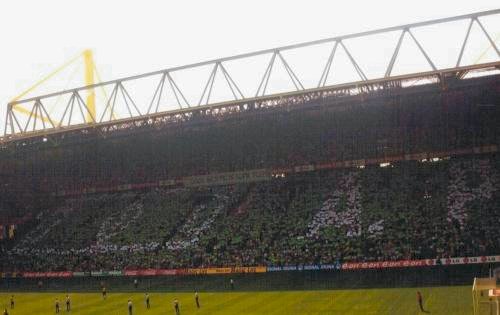 Westfalenstadion - Choreo f&uuml;r Adi Prei&szlig;ler Westtrib&uuml;ne