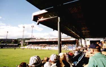 Marienlyst Stadion - Blick von Haupttrib&uuml;ne auf Hintertor(Norgips-)Trib&uuml;ne