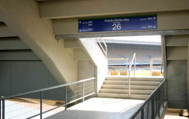 Estadio Municipal de Chap&iacute;n - Blick durch den Blockeingang