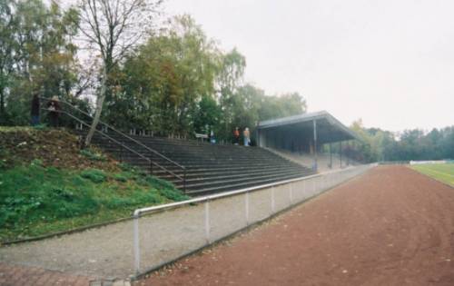 Stadion am Hessenteich - Stufen und Trib&uuml;ne