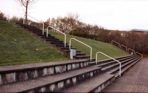 Mons-Tabor-Stadion - Stufen im Hang