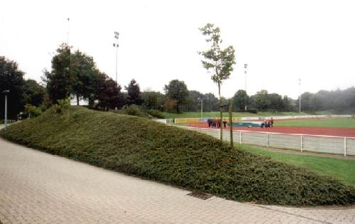 Sportzentrum Rhede - Gegenseite und R�ckseite des Walls