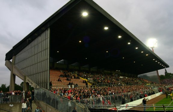 Grotenburgkampfbahn - Gegentrib�ne mit RWE-Fans