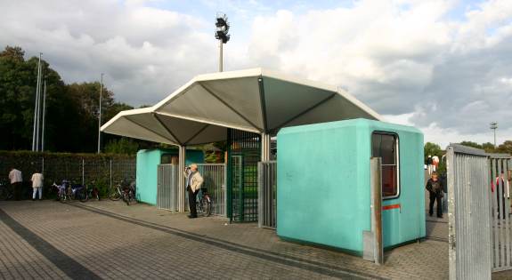Aggerstadion - Eingangsbereich mit Kassenh&auml;uschen